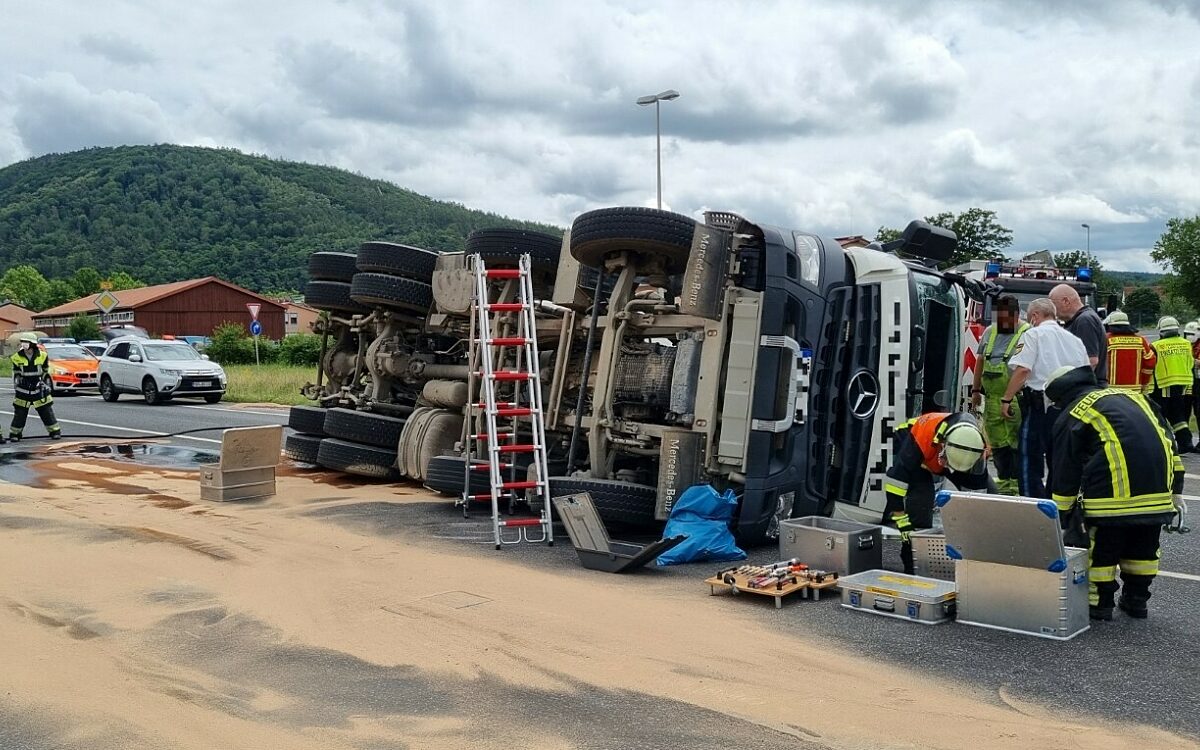 Der Unfall mit umgekippem Betonmischer in Lohr Der Unfall mit umgekippem Betonmischer in Lohr